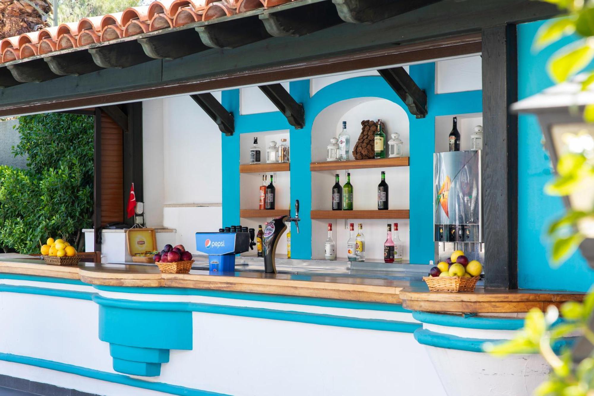 Labranda Mares Marmaris Hotel Eksteriør billede The bar at the pool